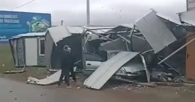 Bursa da kontrolden çıkan otomobil prefabrik yapıya girdi Bursa Haberleri