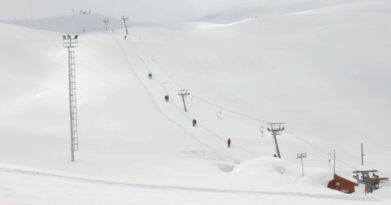 Hakkari de doğal karla kaplı pistlerde kayak keyfi ilkbaharda da sürüyor