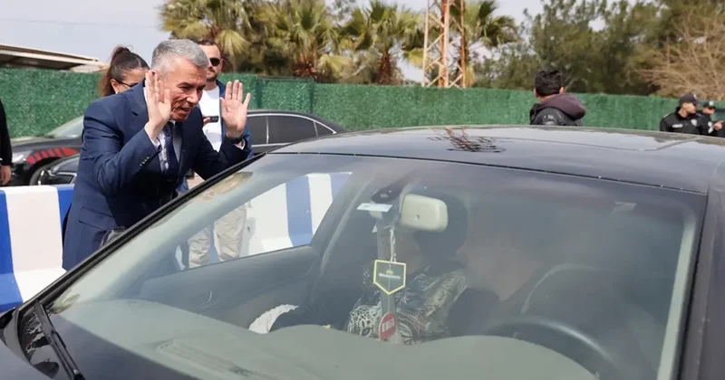 İlçeye bir günde 25 bin araç giriş yaptı, gelenleri kaymakam karşıladı