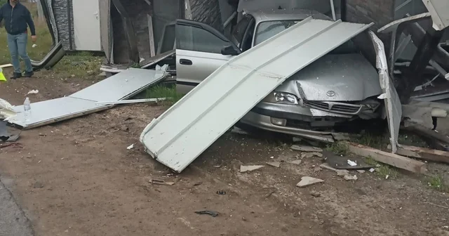 Çarpışan 2 otomobilden biri bariyere, diğeri prefabrik yapıya çarptı Bursa Haberleri