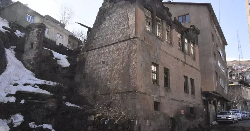 Bitlis’te tarihi evler kışın ardından alarm veriyor