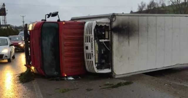 Bursa da direksiyon hakimiyetini kaybeden sürücü fabrikaya çarptı: 2 yaralı Bursa Haberleri