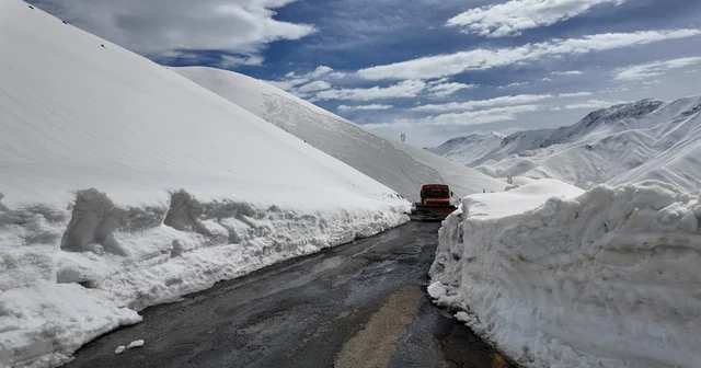 Çığ düşen yolu açma çalışmaları başlatıldı 11 metre karda yol açma çalışması Bayram için yolu açmaya çalışıyorlar Şırnak Haberleri