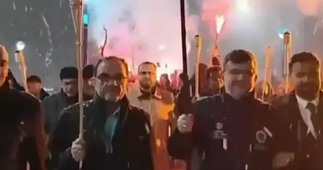 Gençler Ramazan’ı kar yağışı altında meşalelerle uğurladı VİDEO İZLE