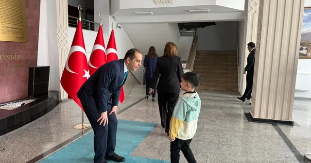 Vali Taşolar bayram geleneğini sürdürdü, çocuklara harçlık verdi Iğdır Haberleri