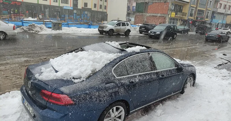 Çatıdan düşen kar kütlesi aracı pert etti