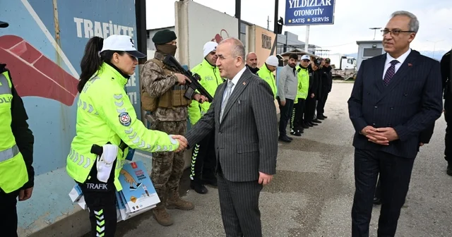 Vali Hatipoğlu, uygulama noktalarında güvenlik güçleri ve vatandaşlarla bayramlaştı Elazığ Haberleri