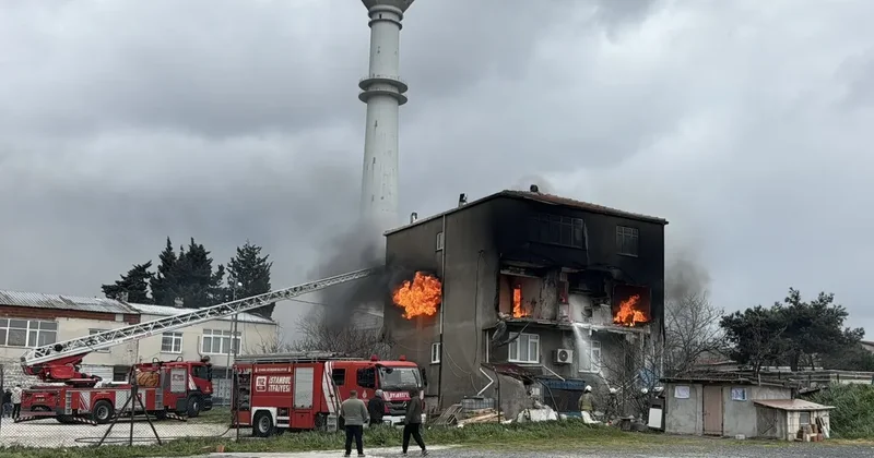 İstanbul da korkunç anlar: 3 katlı bina küle döndü! Vatandaşlar duran arabayı itti