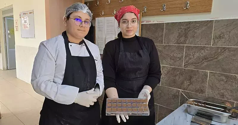 Lise öğrencileri hem meslek öğreniyor hem para kazanıyor