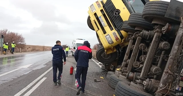 Balık yemi yüklü tır devrildi Afyonkarahisar Haberleri