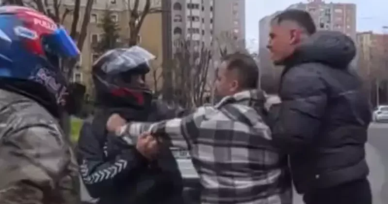 Kadıköy de motosiklet sürücüsü ile yayaların kavgası kamerada