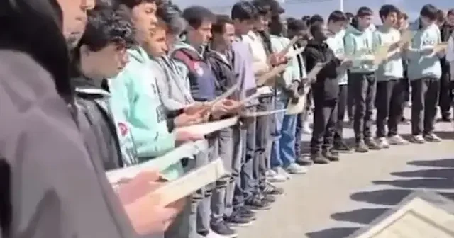 Sivas ta 302 genç birer sayfa okuyarak 1 dakikada hatim yaptı VİDEO İZLE