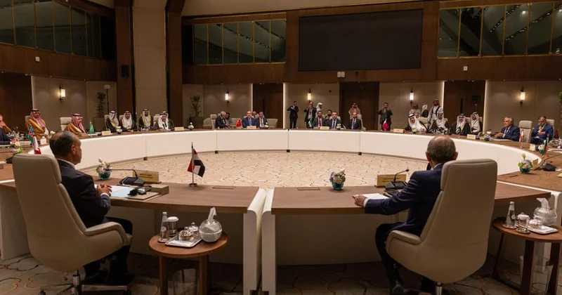 Bakan Fidan, bölgesel gelişmeler için Riyad zirvesinde