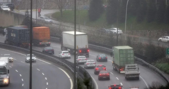 TEM de bayram yoğunluğu başladı: Trafik akıcı seyrediyor TEM in Kocaeli geçişinde sis ve yağış etkili oluyor Kocaeli Haberleri