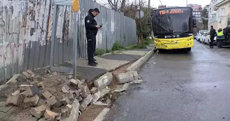 Beykoz da İETT otobüsü aydınlatma direğine çarptı; 4 yaralı