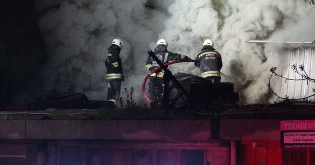 Oto elektrikçi dükkanında yangın: 1 i itfaiye personeli 2 yaralı Konya Haberleri