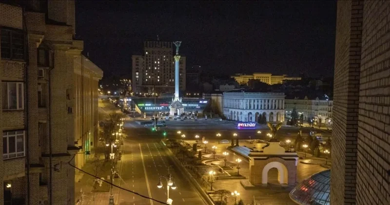 Evini yaktı, sokağa çıkıp dehşet saçtı: Kiev deki saldırıda 6 can kaybı