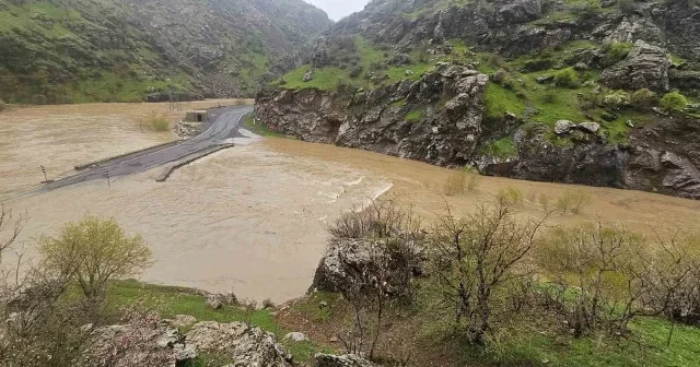 Derecik Şemdinli kara yolu sel suları nedeniyle kapandı VİDEO İZLE