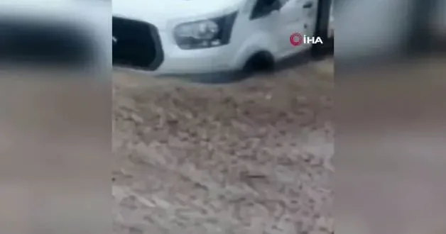 Tatvan’da şiddetli yağış sonrasında onlarca araç ve hayvan mahsur kaldı