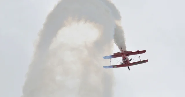 Türkiye nin ilk profesyonel kadın akrobasi pilotundan çocuklara özel gösteri Eskişehir Haberleri