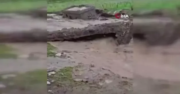 Siirt’te faciadan dönüldü: Sel suları bir evi yuttu