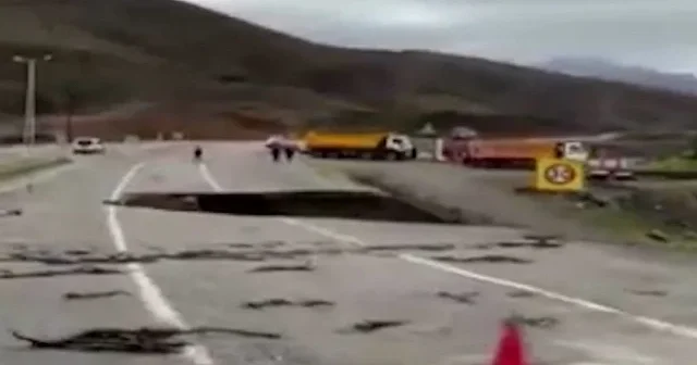 Siirt’te sağanak: Yollar çöktü, ev ve iş yerlerini su bastı VİDEO İZLE