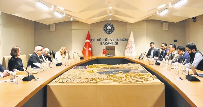 FUNDA KARAYEL Hindistan ve Türkiye sineması yuvarlak masada