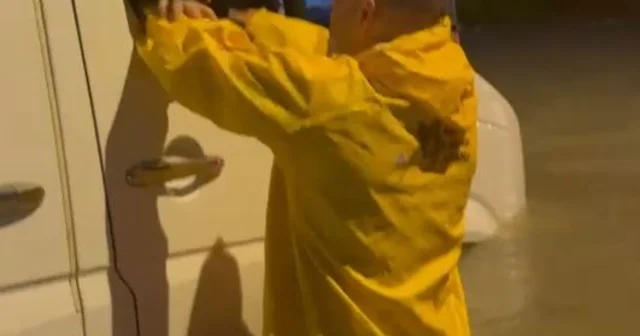 Adana da sağanak hayatı olumsuz etkiledi; minibüste mahsur çocuklar kurtarıldı Adana Haberleri