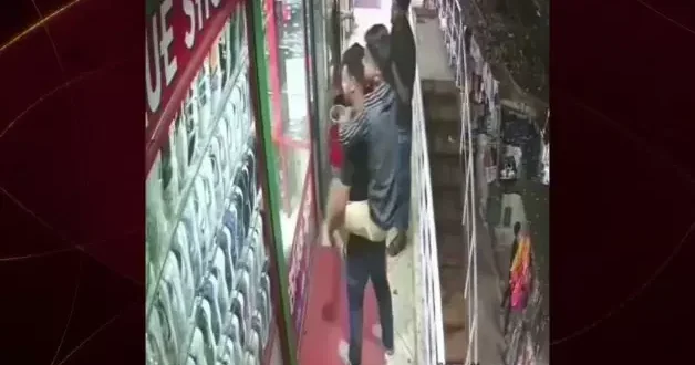 AVM deki şaka feci şekilde son buldu! Gençler metrelerce yüksekten yere çakıldı