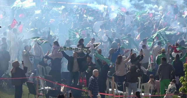 Bursaspor şampiyonluğunu böyle karşıladı Dev ekranlarda izlediler, meşaleler ile sokaklara taştılar Bursa Haberleri