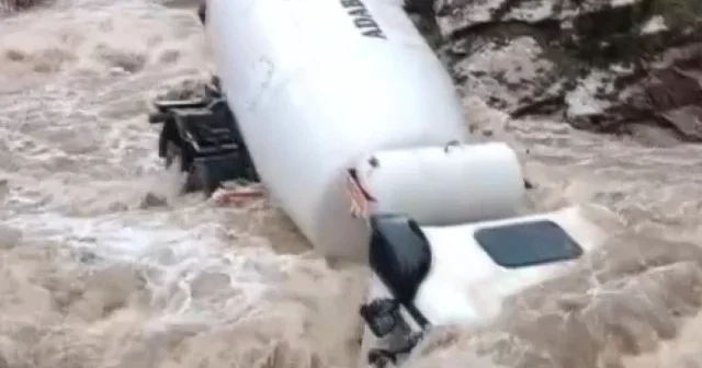 Bitlis te korkutan kaza: Beton mikseri dereye uçtu sürücü akıntıya kapıldı VİDEO İZLE