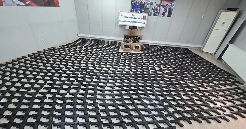 Eyüpsultan’da silah ticareti operasyonu: Kamyonette 1021 tabanca ele geçirildi