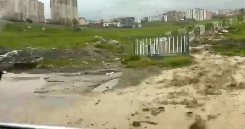 Çocukların sel sularında tehlikeli oyunu