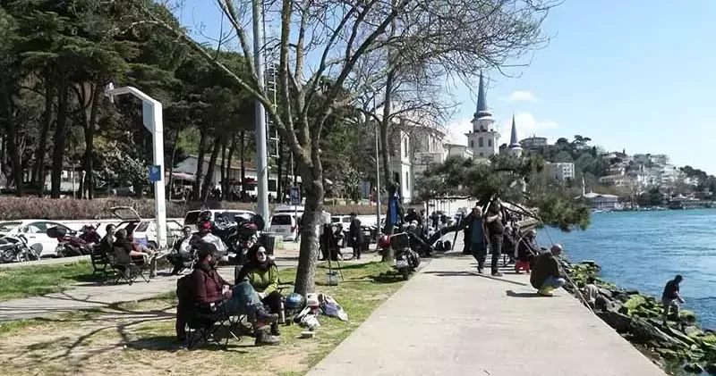 İstanbul’da güzel havayı fırsat bilenler sahillere akın etti