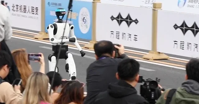 Pekin de düzenlenen maratonda İnsansı robotlar dünya rekorunu 7 dakika geliştirdi VİDEO İZLE