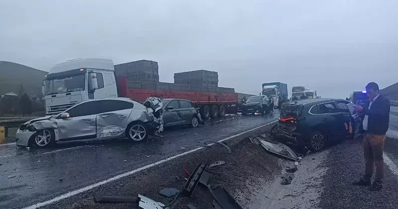 Yolcu otobüsü 10 araca çarparak durabildi: 7 yaralı