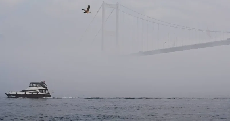 İstanbul sise gömüldü: Gemi trafiği durdu