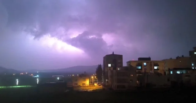 Gercüş te şimşekler geceyi aydınlattı Batman Haberleri