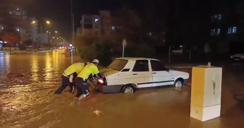 Adıyaman’da kuvvetli yağış sele neden oldu, araçlar mahsur kaldı