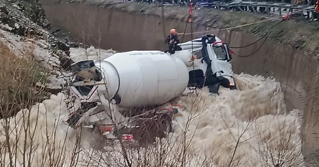 Dereye yuvarlanan beton mikserinin şoförü kayboldu Bitlis Haberleri