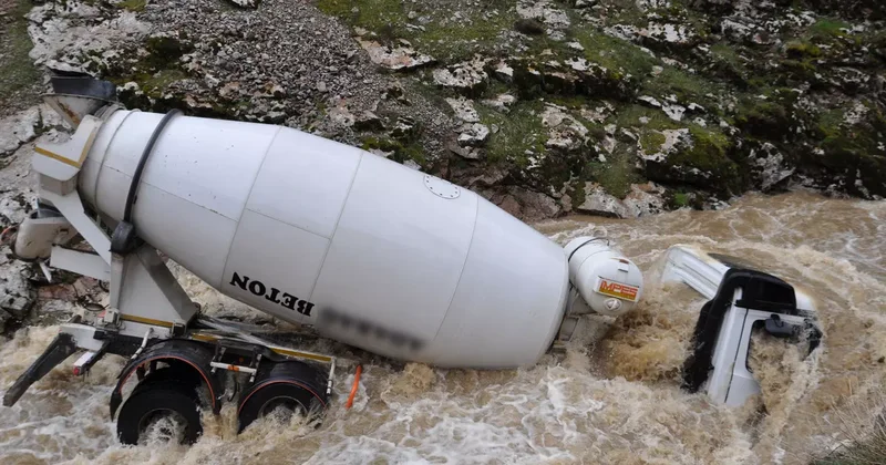 Bitlis te beton mikseri dereye düştü, sürücüsü ise kayıp