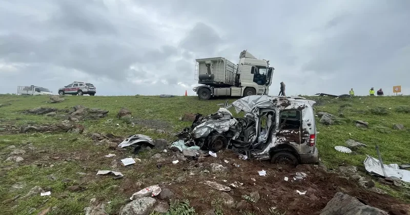 Şanlıurfa da feci kaza! Tır ile çarpışan araçtaki 2 kişi hayatını kaybetti