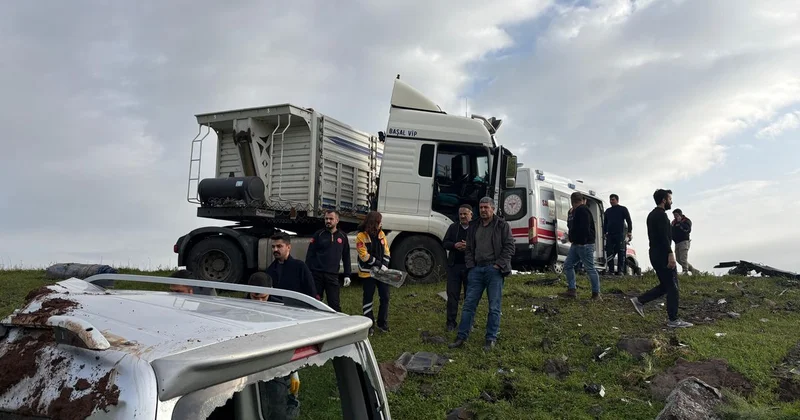 Şanlıurfa da TIR ile hafif ticari araç çarpıştı: 2 ölü, 1 yaralı
