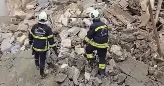 Yoğun yağış felaketi getirdi: Gaziantep te 2 katlı bina çöktü VİDEO İZLE