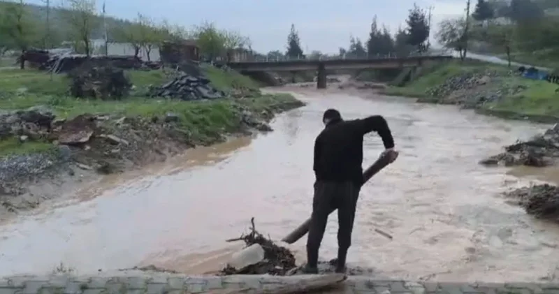 Gaziantep te dereler taştı, yollar göle döndü