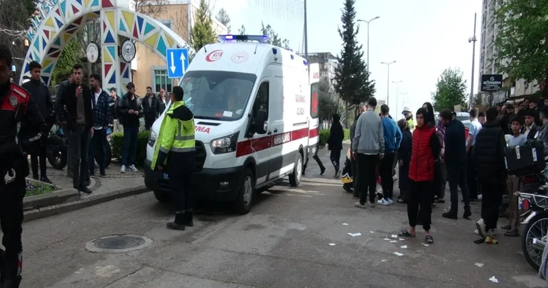Motosiklet çarpan bebek ve babası yaralandı: Feci kaza kamerada