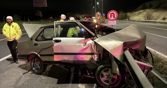 Kütahya da otomobil bariyere çarptı VİDEO İZLE