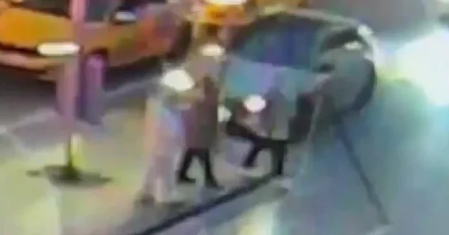 Şişli de inanılmaz kaza: Bayılan sürücünün çarptığı direk turistin üzerine devrildi VİDEO İZLE