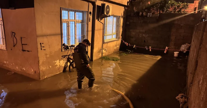 Adana da sağanak hayatı olumsuz etkiledi