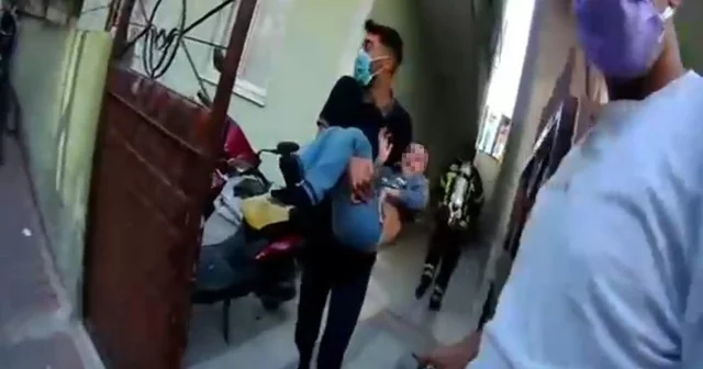 Apartmanda korkutan yangın: 9 kişi tahliye edildi Mersin de bir apartmanda çıkan yangında 5 i çocuk 9 kişi, itfaiye ekipleri ve komşuların yardımıyla tahliye edildi Mersin Haberleri